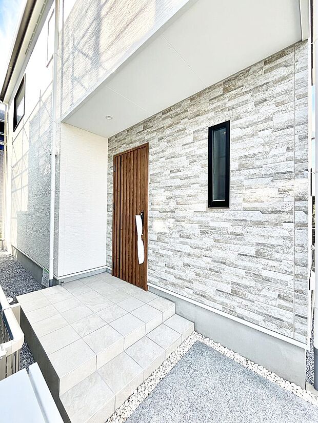 大切な家族、来客を出迎える玄関。