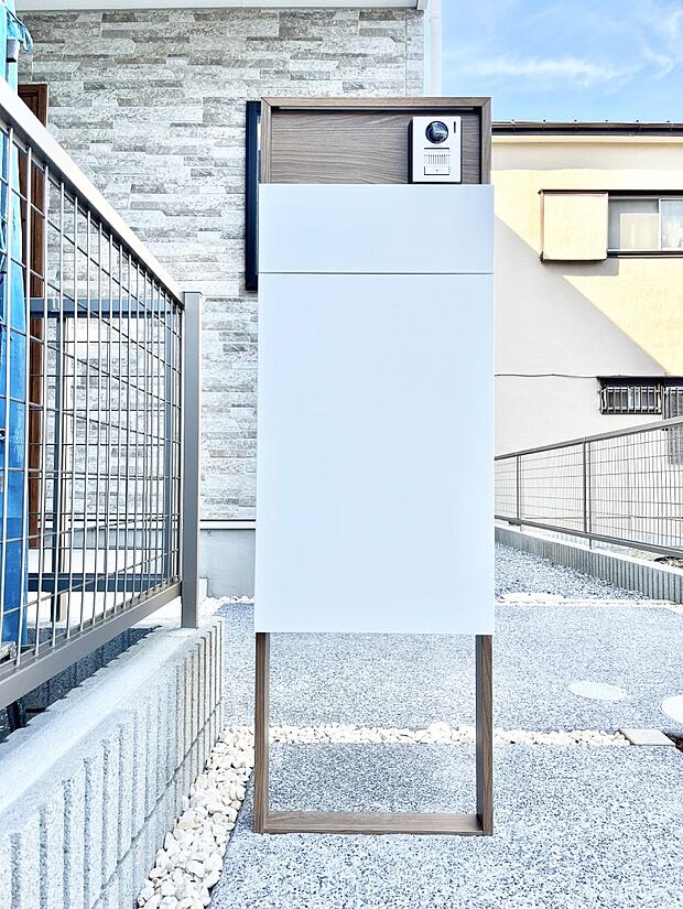 表札・インターホン・ポスト・宅配BOXをひとつに集約。エントランスになじむシンプルデザイン。