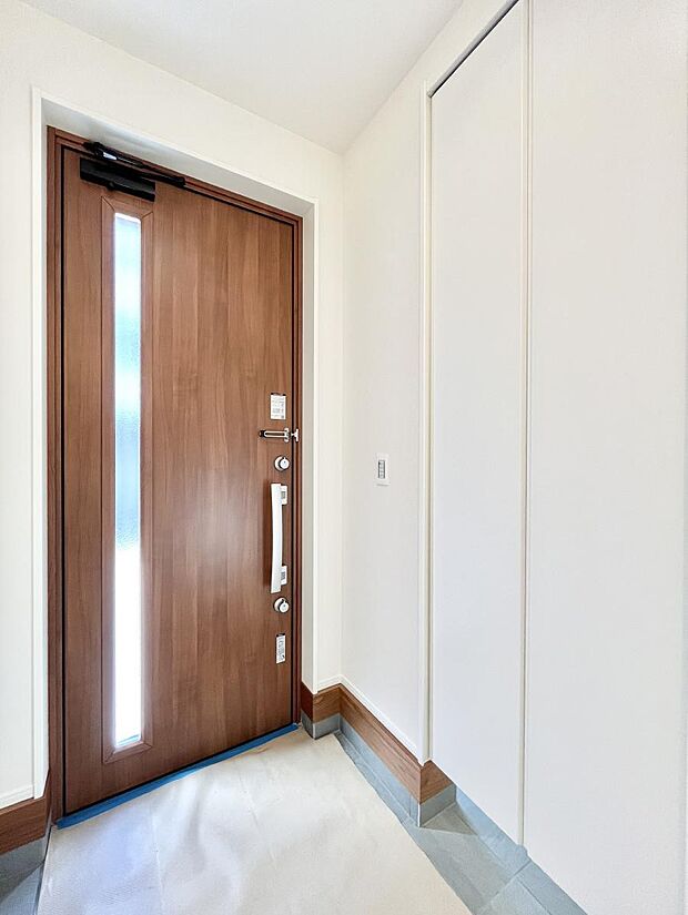 天井まである玄関収納で、家族全員の靴もすっきり収納！ 