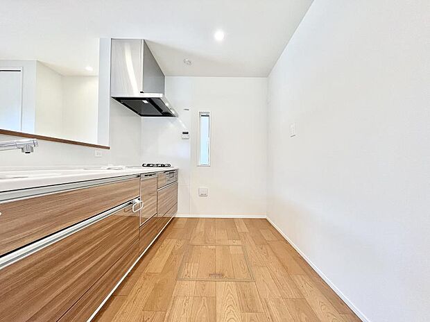 爽やかな風が通り抜けるキッチン。窓があるので明るく換気にも役立ちます。