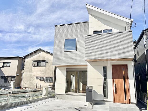 洗練された外観、上質な住空間が広がる室内は永く安心して過ごせる住居です。 