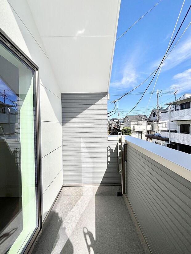 ゆったりバルコニーだから沢山お洗濯ものを干せます。