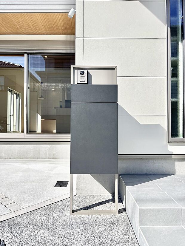 表札・インターホン・ポスト・宅配ＢＯＸをひとつに集約。エントランスになじむシンプルデザイン。