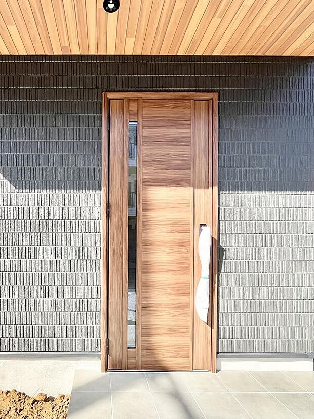 大切な家族、来客を出迎える玄関。