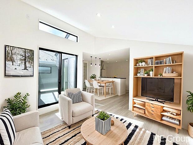 ご家族の賑やかな話し声で包まれる明るいリビング  ※家具はCGです