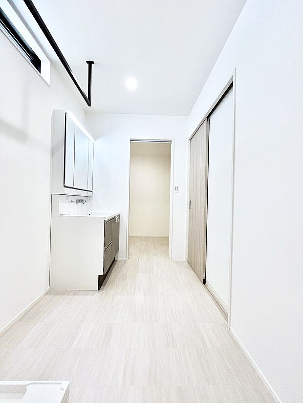 清潔感のある快適空間です。毎日の身支度も気持ち良くお使い頂けます。 