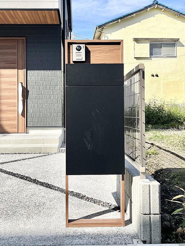 表札・インターホン・ポスト・宅配ＢＯＸをひとつに集約。エントランスになじむシンプルデザイン。
