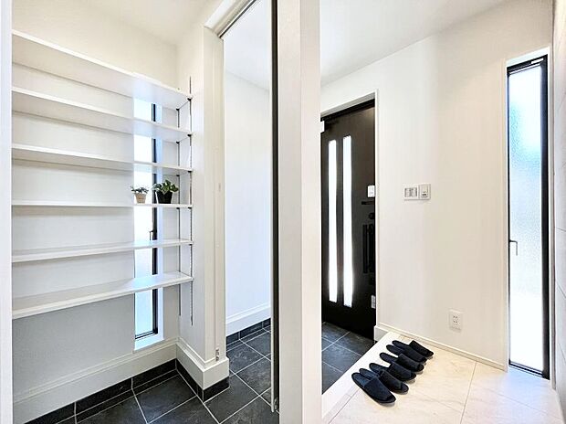 シューズインクローク付きの玄関。家族全員の靴や雨具などすっきり収納できます。