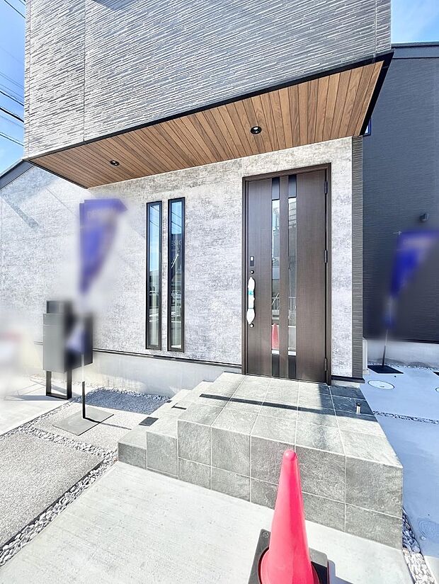 大切な家族、来客を出迎える玄関。