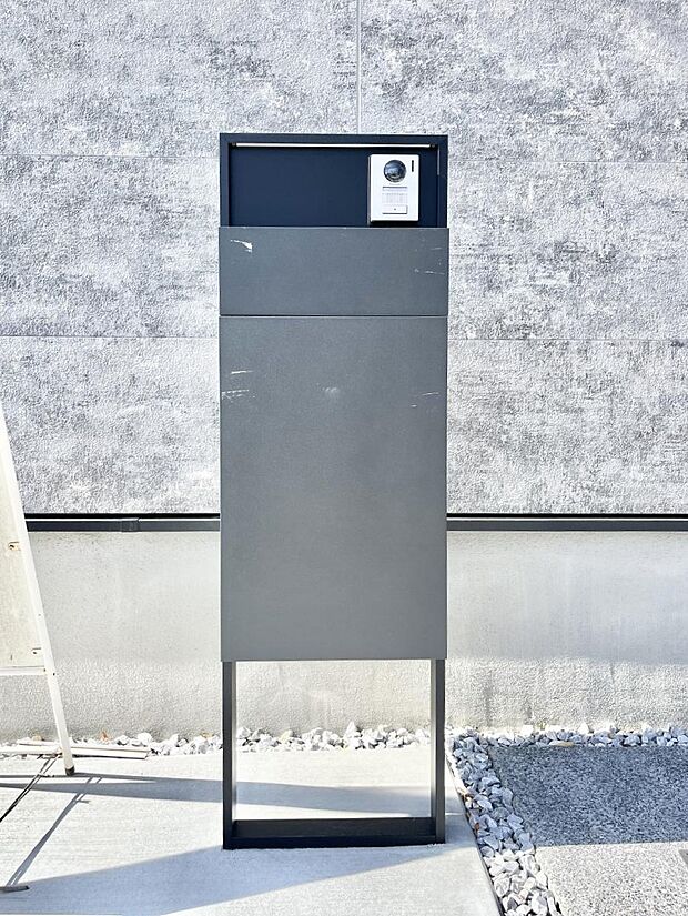 表札・インターホン・ポスト・宅配BOXをひとつに集約。エントランスになじむシンプルデザイン。