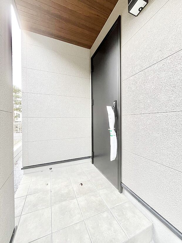 大切な家族、来客を出迎える玄関。