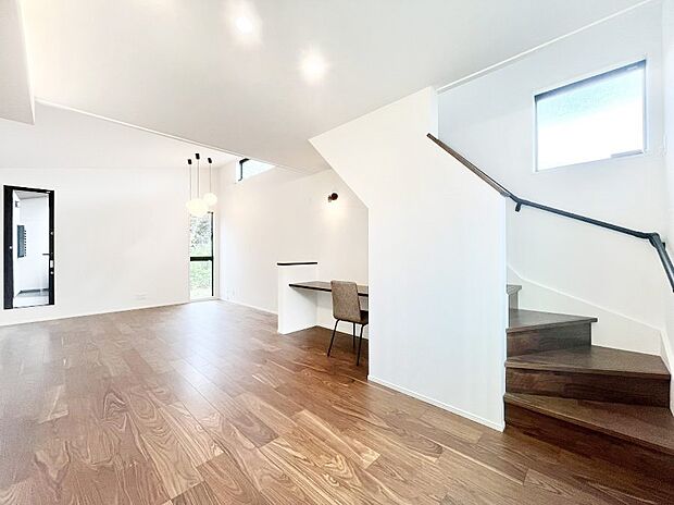 家族団らんの時間も増えそうなくつろぎのリビングダイニング。