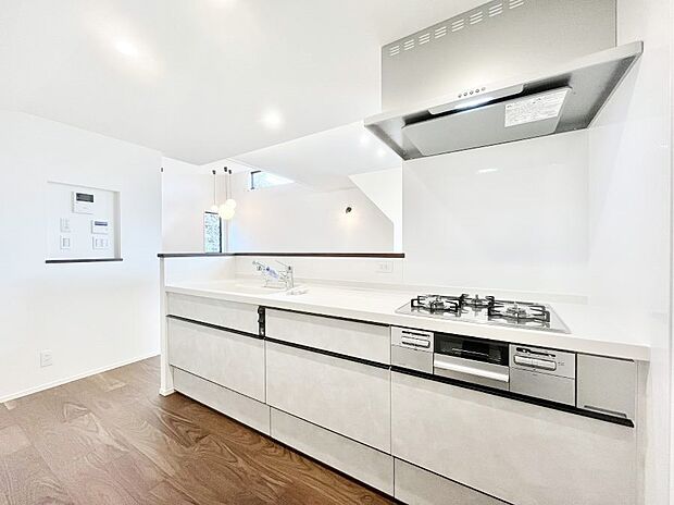 リビングで遊ぶお子様を見守りながらお料理ができる対面キッチン。