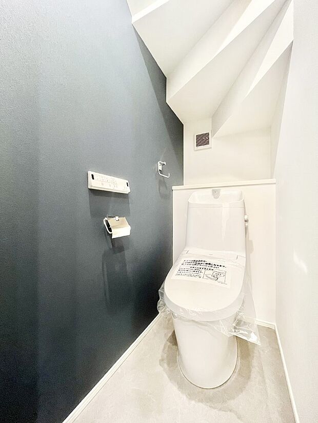 明るく清潔感のあるトイレです。 