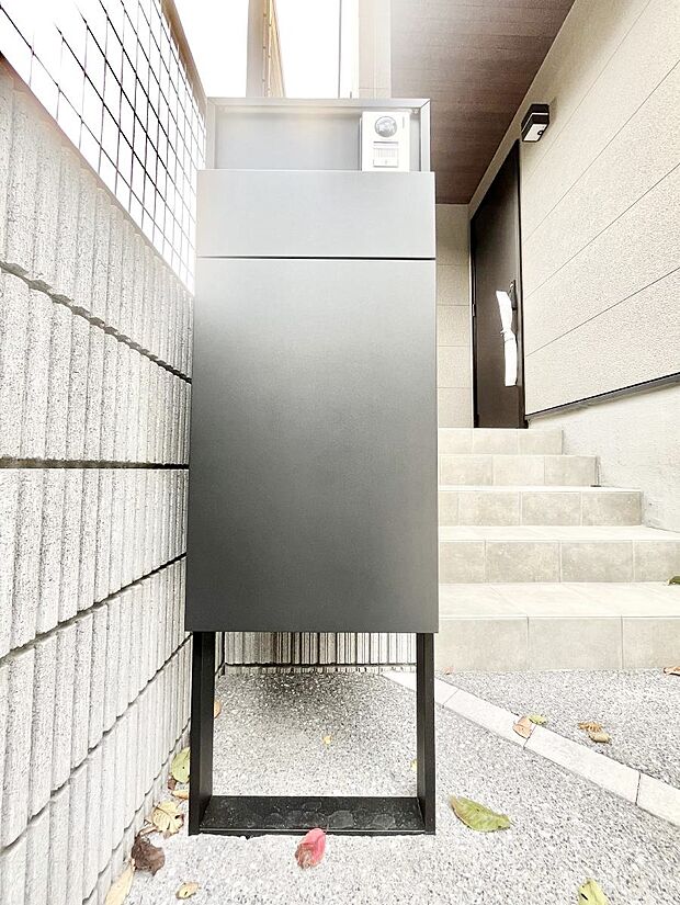 シンプルデザインのポスト。