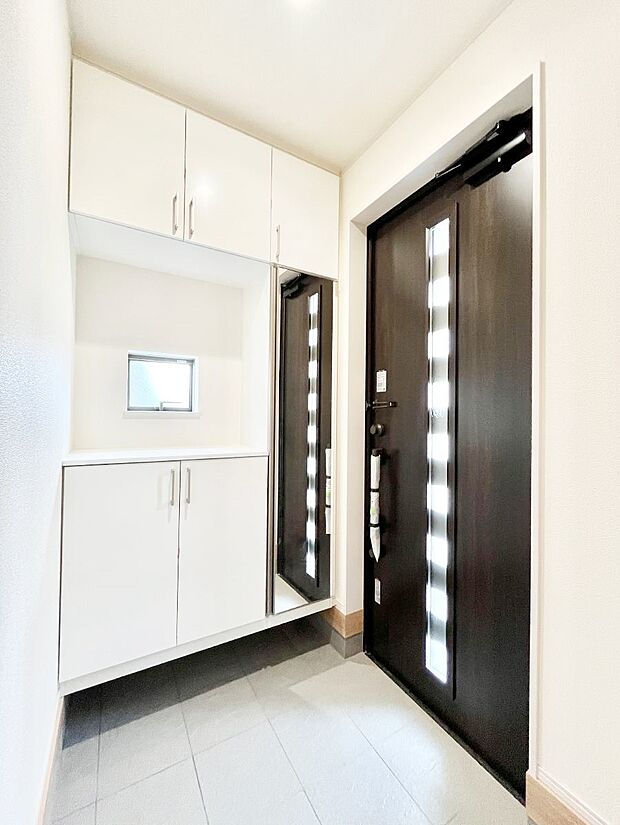 ガラススリットの入った玄関ドアが室内に光を届けてくれます