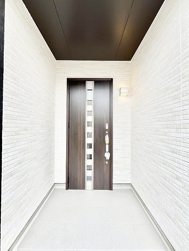 玄関前は雨が降っても濡れにくい屋根付き