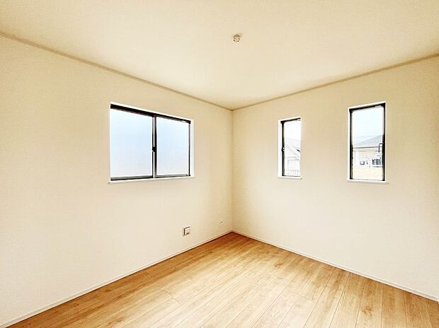 窓からのやさしい光が心地よいプライベートルーム