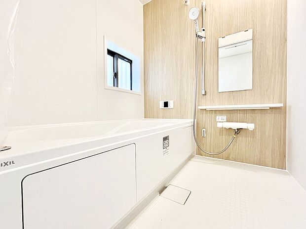 一日の疲れを癒してくれる明るい清潔感のあるバスルーム