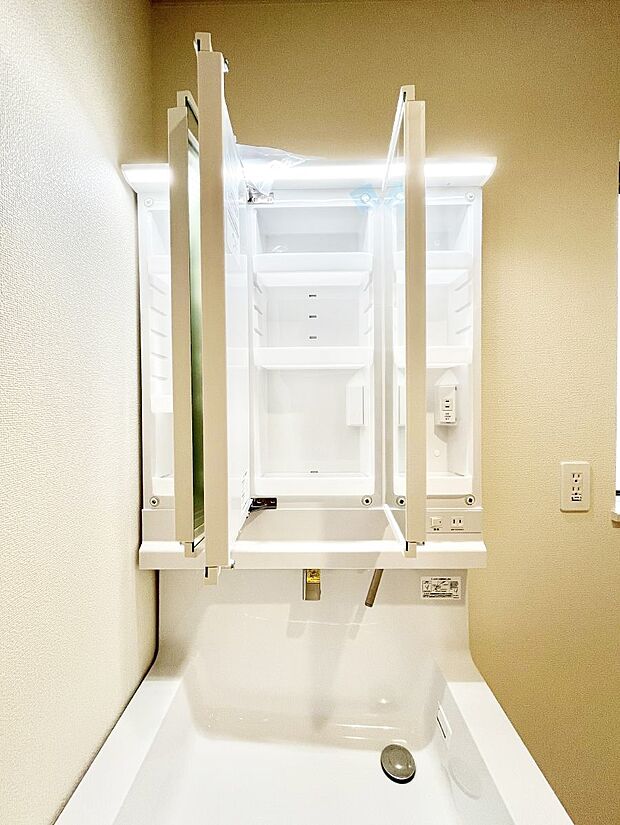 三面鏡の裏に、化粧品や衛生用品などを収納可能。洗面台をすっきりと保ちます！