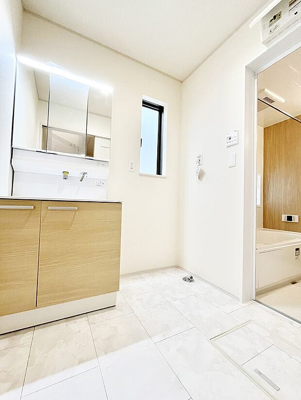 清潔感ある洗面化粧室で朝の身支度も快適