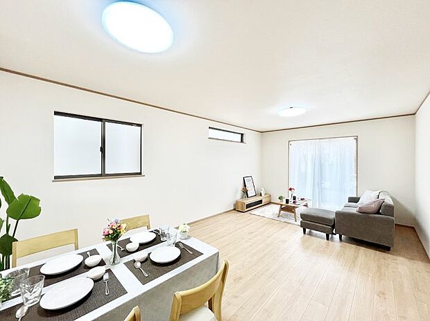 大きな窓からたっぷりの陽光と風を感じられるリビング