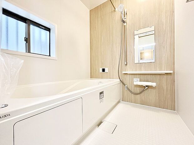 一日の疲れを癒してくれる明るい清潔感のあるバスルーム