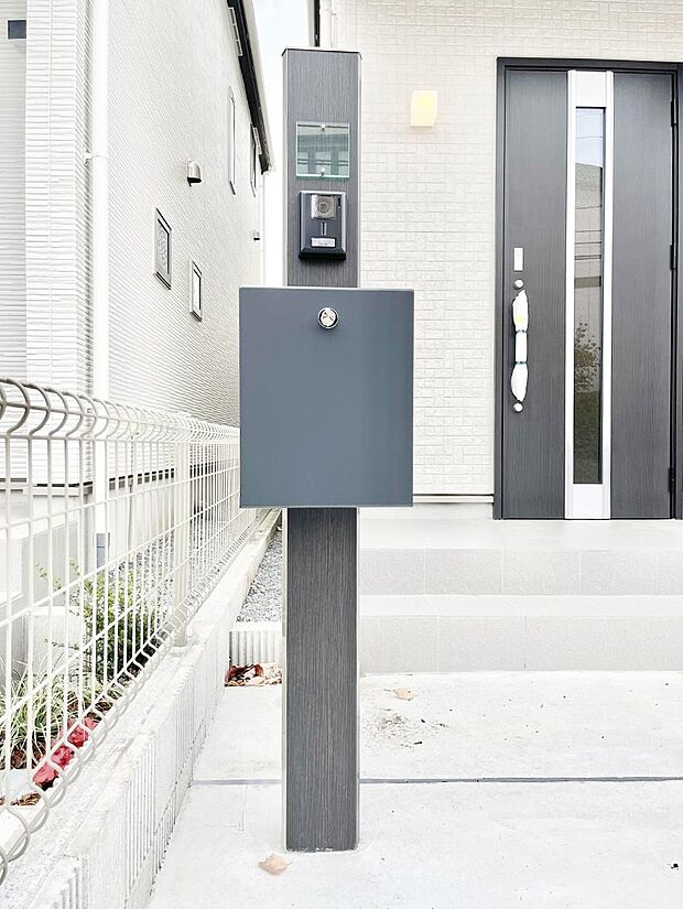 シンプルなデザインのポスト