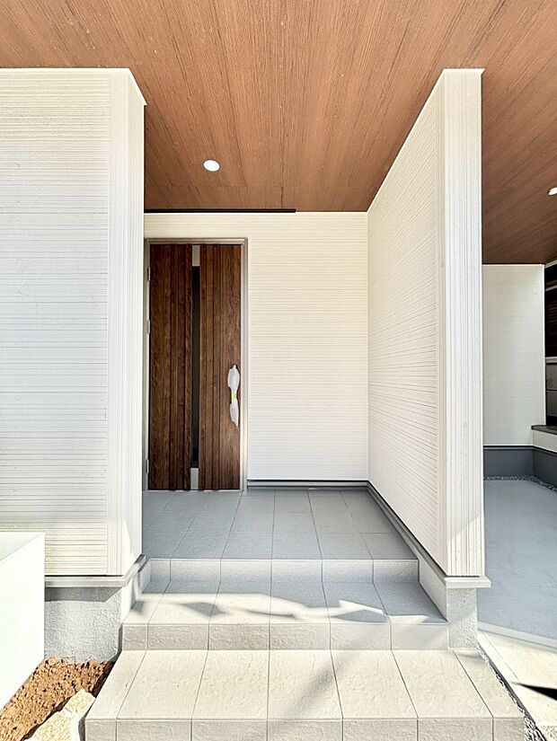 大切な家族、来客を出迎える玄関。玄関前は屋根付きで雨が降っていても濡れにくいです。 