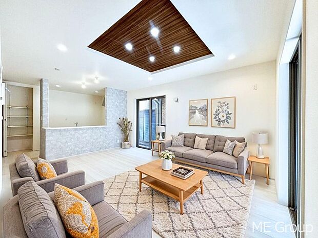 ご家族の賑やかな話し声で包まれる明るいリビング  ※家具はCGです