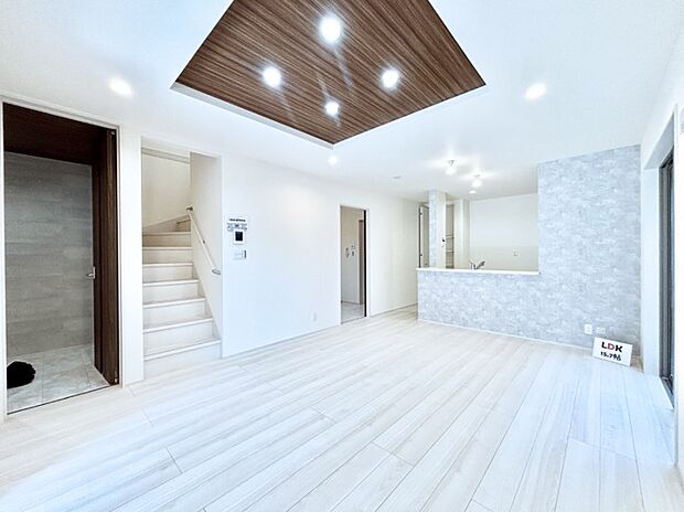 内装「ただいま」「おかえり」家族とのコミュニケーションが深まるリビングイン階段。 