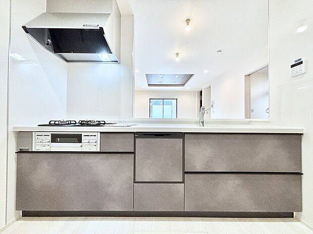 リビングを見渡せる人気のカウンターキッチン。 家族を見守りながら家事をすることができます。