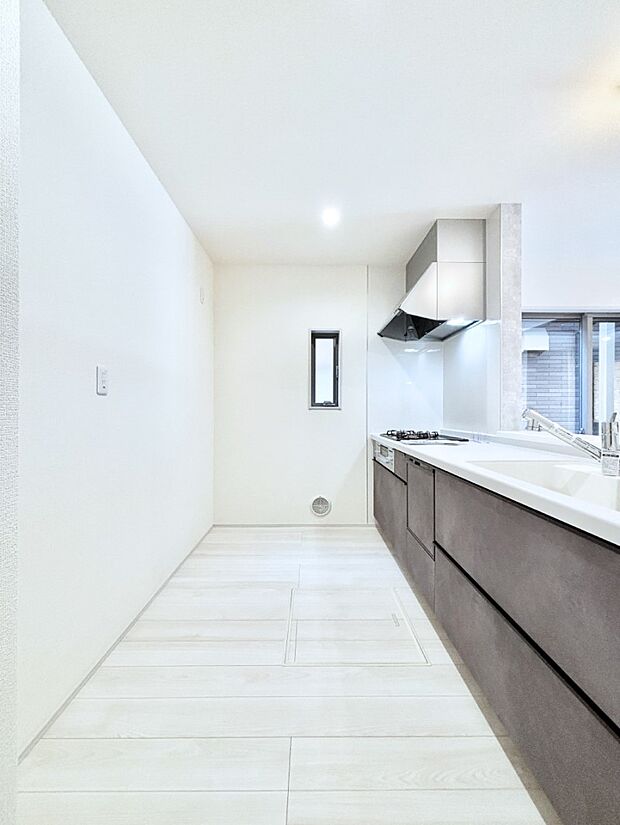 爽やかな風が通り抜けるキッチン。窓があるので明るく換気にも役立ちます。