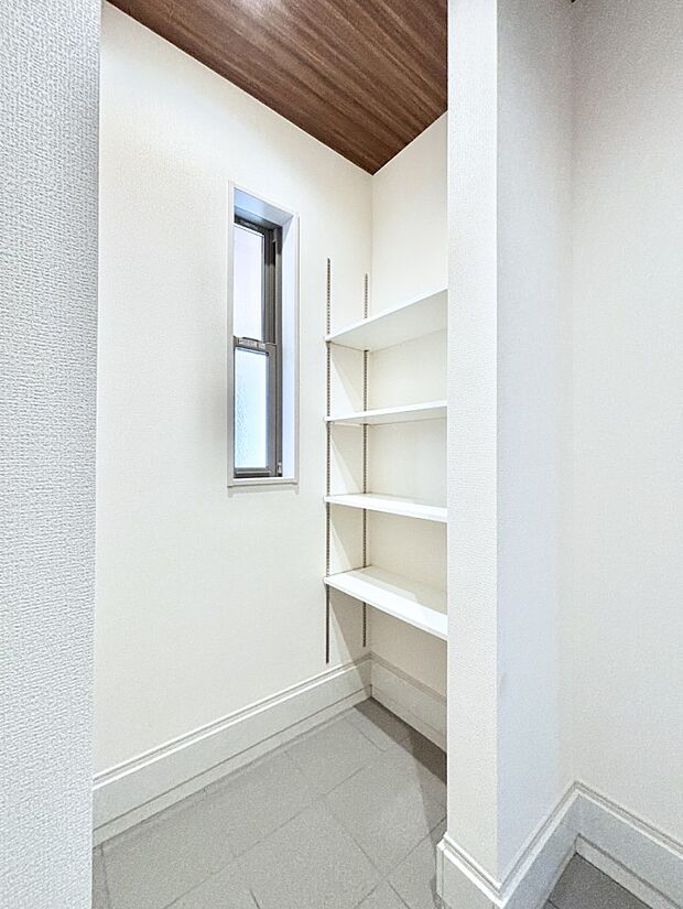 玄関には高さを調節できる可動棚付きの収納スペース。