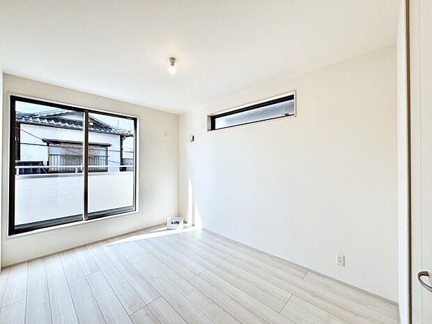 明るいバルコニーサイドに洋室を設置。目覚めの良い寝室に。 