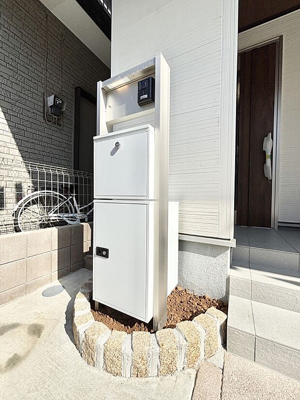 表札・インターホン・ポスト・宅配ＢＯＸをひとつに集約。エントランスになじむシンプルデザイン。