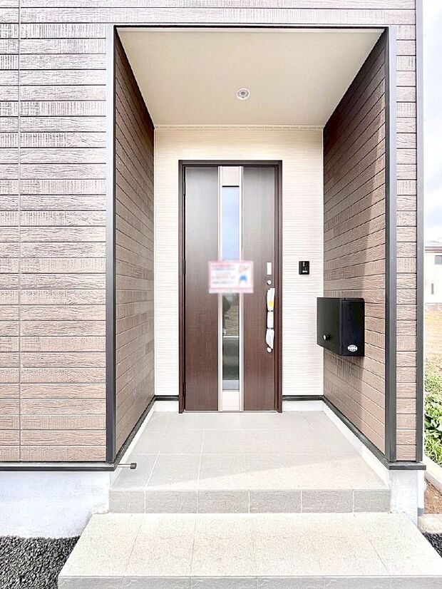 大切な家族、来客を出迎える玄関。