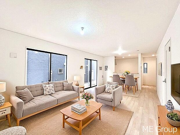 ご家族の賑やかな話し声で包まれる明るいリビング  ※家具はCGです