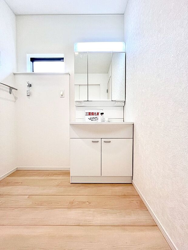 大きく見やすい三面鏡で清潔感ある洗面台は、身だしなみチェックや肌のお手入れにおすすめです。