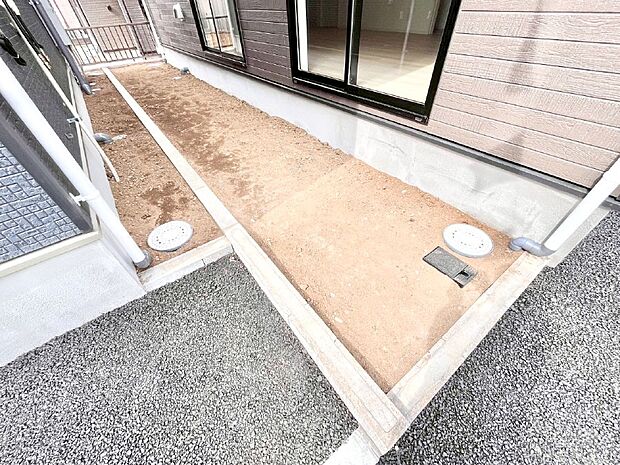 プランターを並べて季節のお花を楽しめるお庭付き。