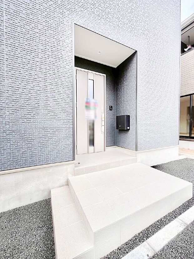 玄関前は雨が降っても濡れにくい屋根付き