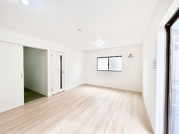 明るい陽光が注ぎ、寛ぎの雰囲気に満たされるリビング・ダイニング。