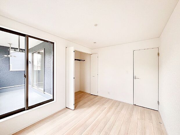 バルコニーが明るさと開放感を演出！朝スッキリと目覚められそうですね。