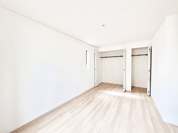 やさしい光がさしこむ居室はしっかり収納付き