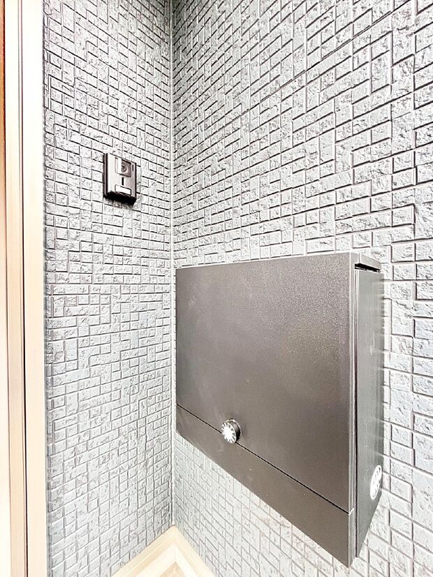 シンプルデザインのポスト。