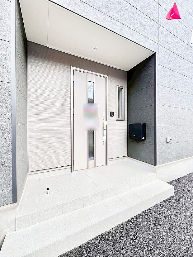 玄関前は雨が降っても濡れにくい屋根付き