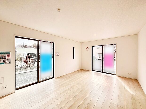 大きな窓からたっぷりの陽光と風を感じられるリビング