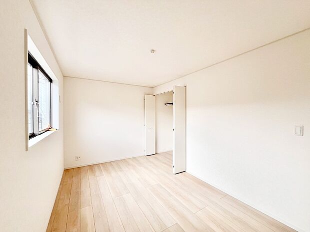 窓からのやさしい光が心地よいプライベートルーム