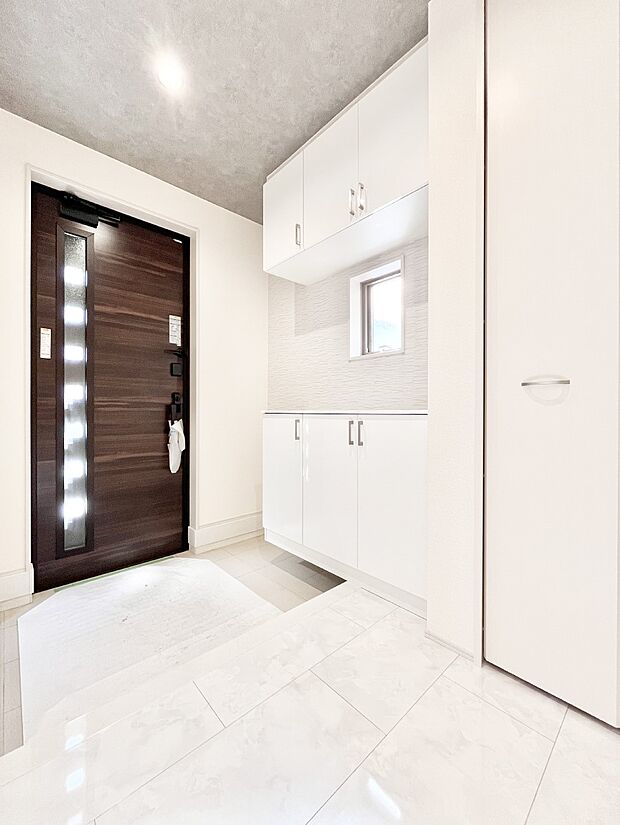 下駄箱はご家族の写真や季節のインテリアで飾り棚として演出できます