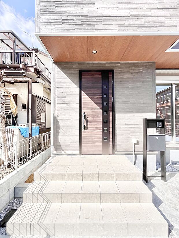 玄関前は雨が降っても濡れにくい屋根付き